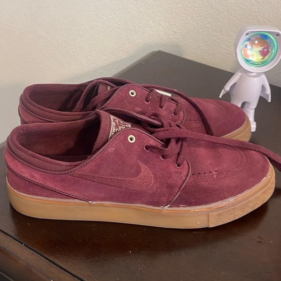 Nike men’s skate shoe - great condition. Burgundy color - size 9 - Picture 2 of 5
